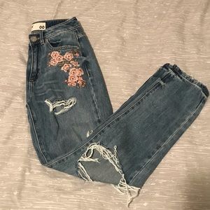 Garage mom jeans w/ embroidered flower detailing